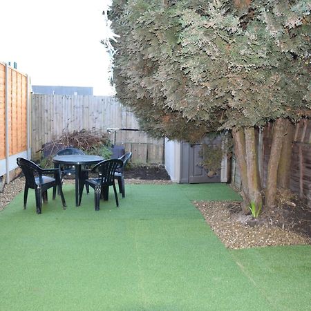 2 Bedroom Apartment, Fortescue Road ロンドン エクステリア 写真
