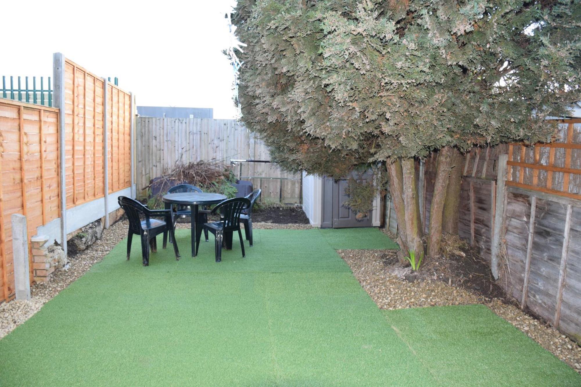2 Bedroom Apartment, Fortescue Road ロンドン エクステリア 写真