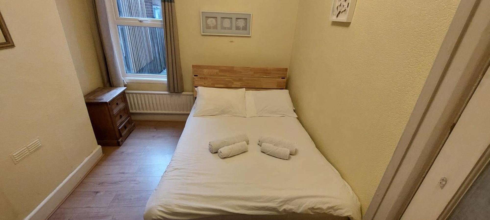 2 Bedroom Apartment, Fortescue Road ロンドン エクステリア 写真