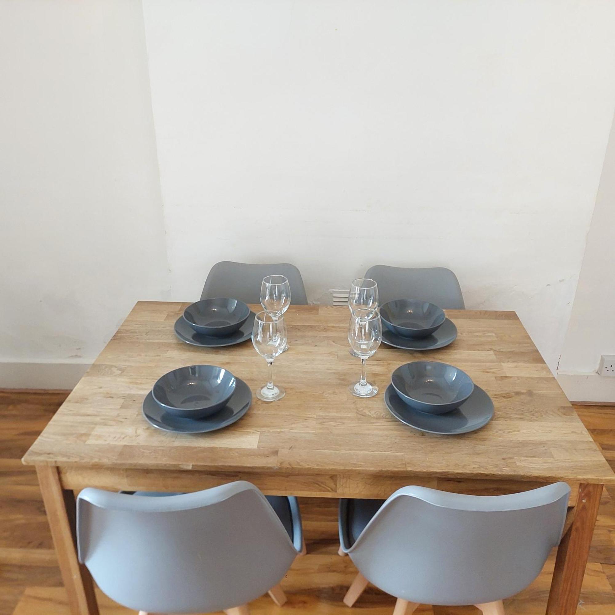 2 Bedroom Apartment, Fortescue Road ロンドン エクステリア 写真