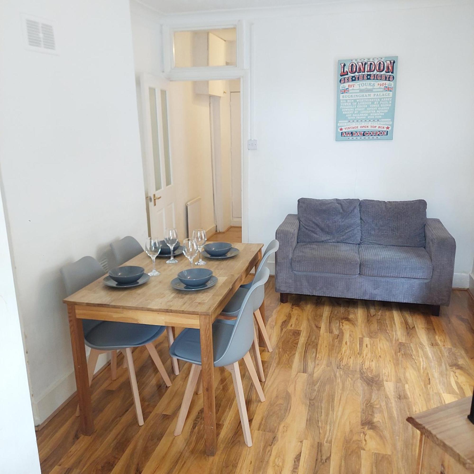 2 Bedroom Apartment, Fortescue Road ロンドン エクステリア 写真