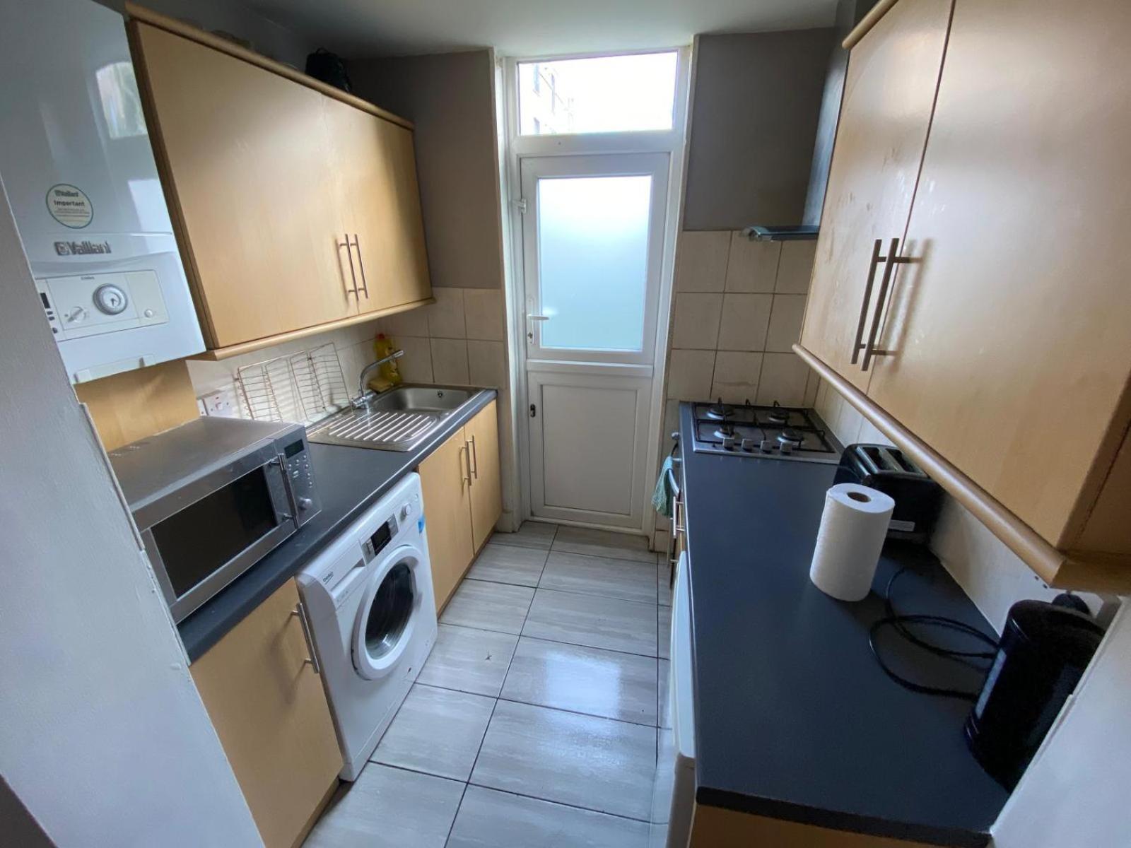2 Bedroom Apartment, Fortescue Road ロンドン エクステリア 写真