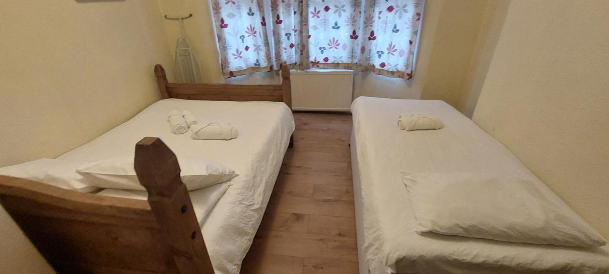 2 Bedroom Apartment, Fortescue Road ロンドン エクステリア 写真