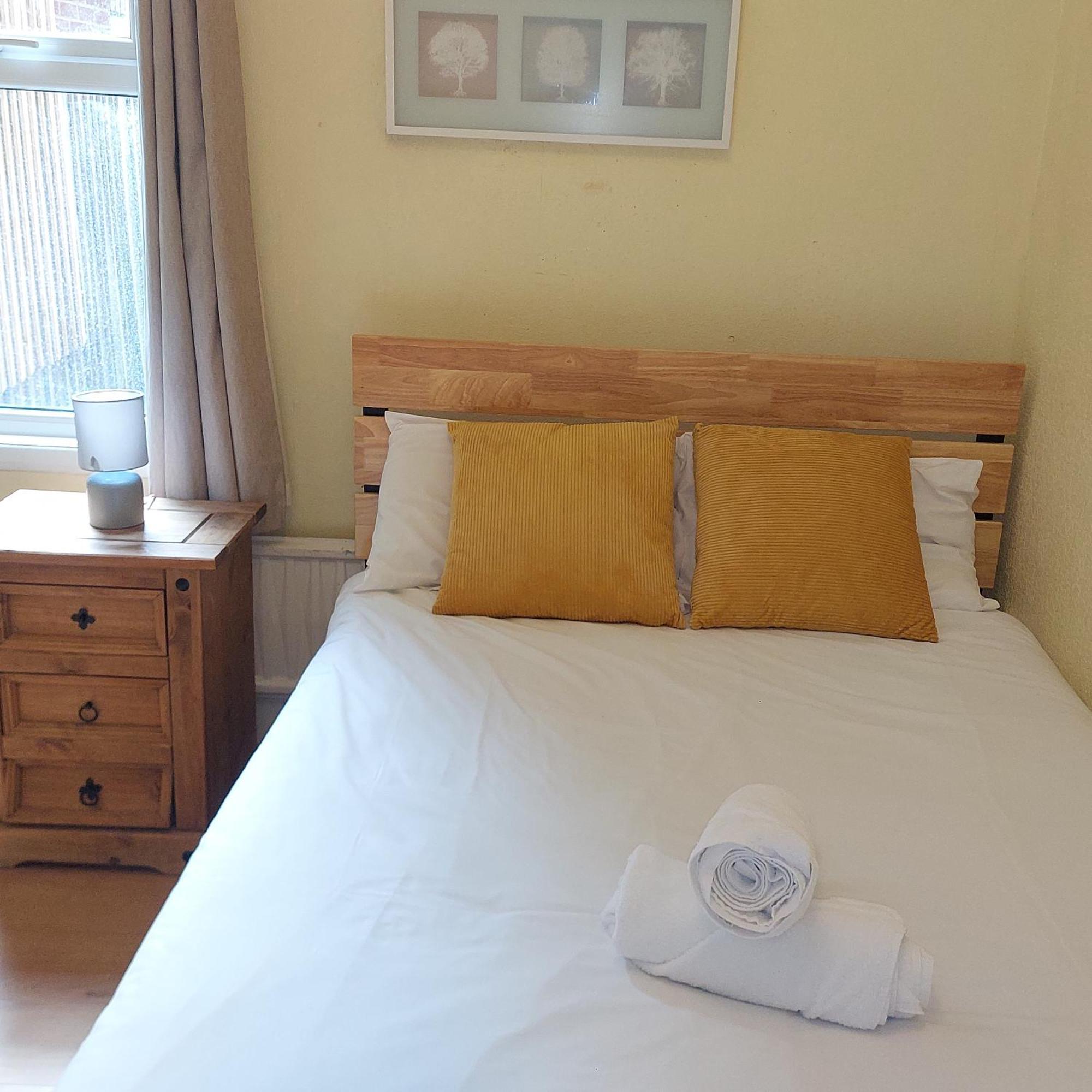 2 Bedroom Apartment, Fortescue Road ロンドン エクステリア 写真