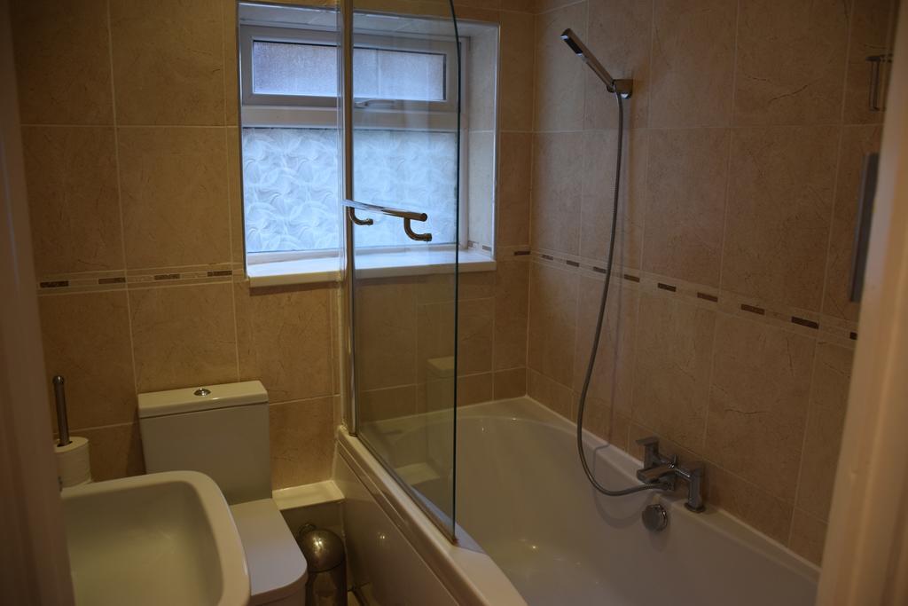 2 Bedroom Apartment, Fortescue Road ロンドン エクステリア 写真